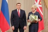 Губернатор Тульской области вручил благодарность Валентины Матвиенко жительнице г.Щекино Елене Кустовой Губернатор Тульской области вручил благодарность Валентины Матвиенко жительнице г.Щекино Елене Кустовой